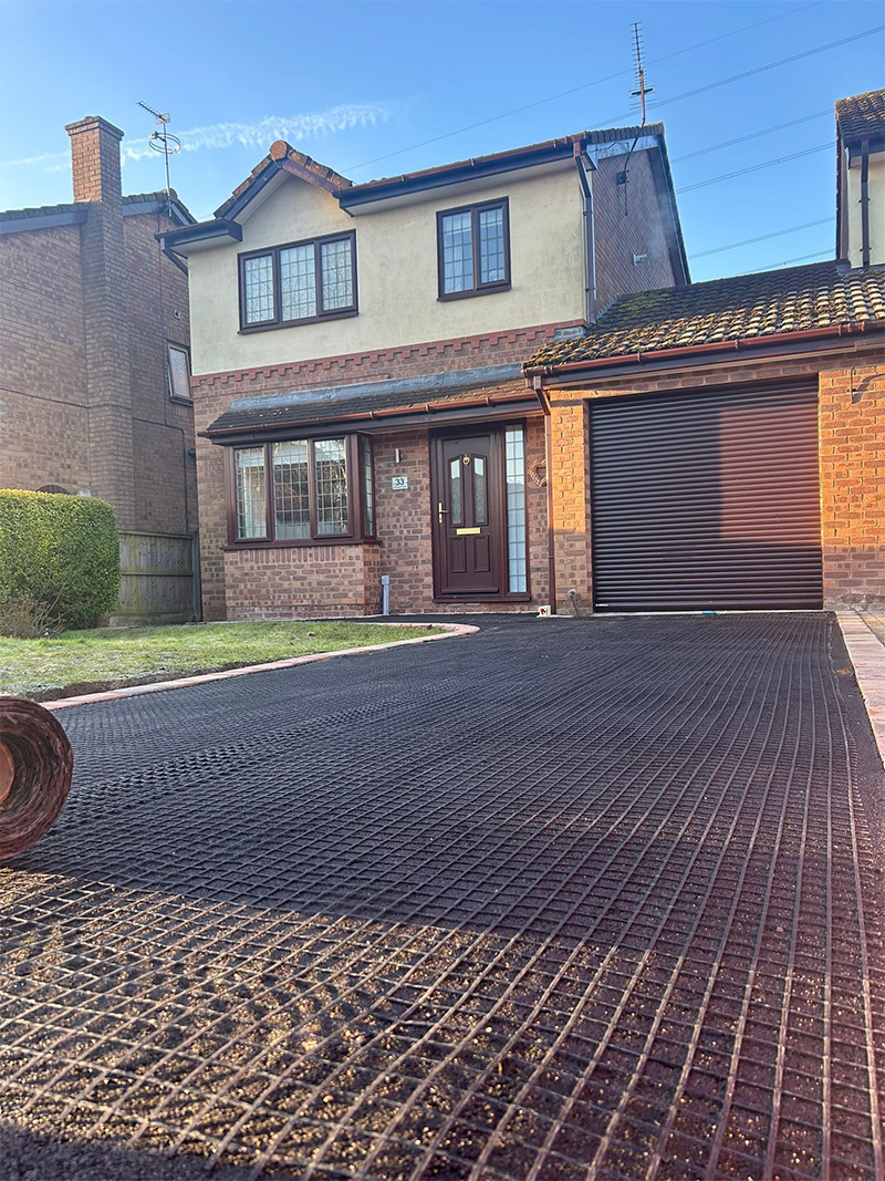 1 Mesh underlayer of resin bonded driveway